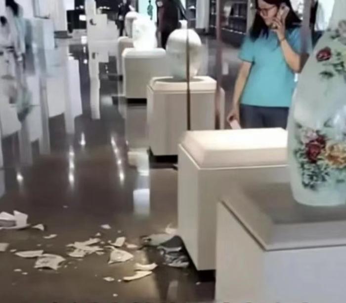 ▲博物馆里的媒体免赔陶瓷花瓶成了一地碎片。图/社交平台视频截图