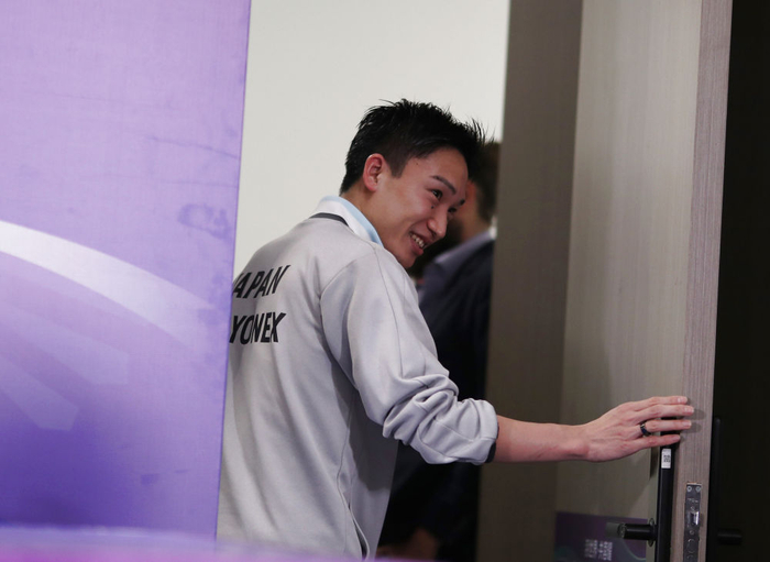 5月3日，桃田贤斗在新闻发布会后离场。新华社记者 贾浩成 摄