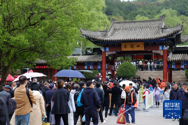 　“五一”假期，游客在甘肃天水麦积山景区入口处排队检票。新华社记者 王紫轩 摄