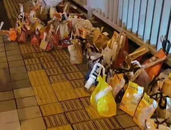 ▲“胖猫”跳江的大桥上，摆放着不少网友因自发祭奠点送的外卖。图/网络截图