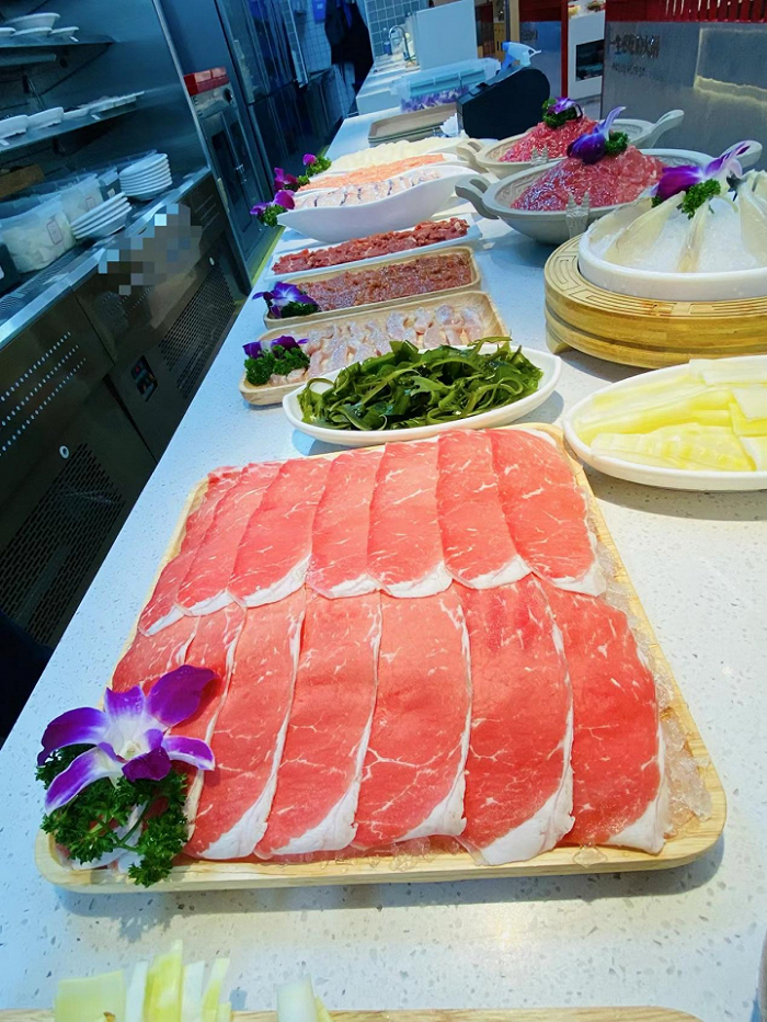 李然火锅门店内的肉品摆盘。图 / 受访者供图