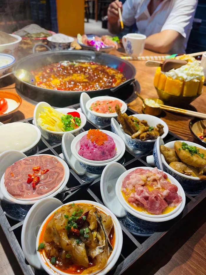 李然火锅门店内菜品。图 / 受访者供图