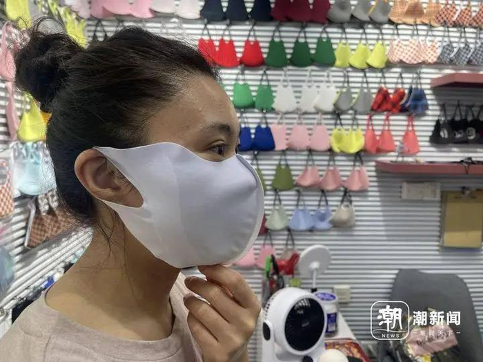 客户试戴防晒口罩。潮新闻 记者 张苗 摄