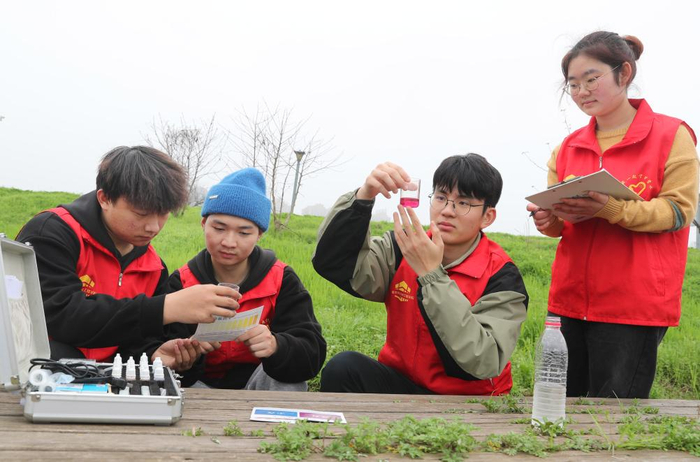 奉献担当,自信自强:新时代中国青年风貌昂扬