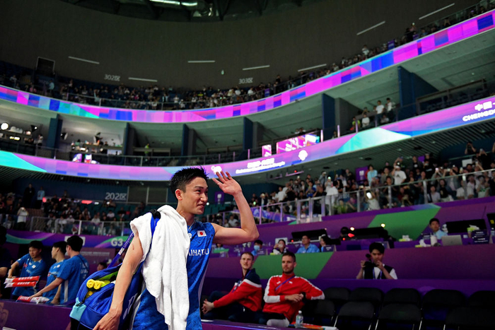 4月28日，日本队选手桃田贤斗在本届汤姆斯杯小组赛中向球迷致谢。新华社记者 侯昭康 摄