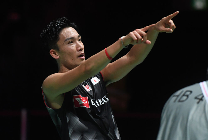 2019年8月25日，日本选手桃田贤斗在世锦赛夺冠后向观众致意。新华社记者 李俊东 摄