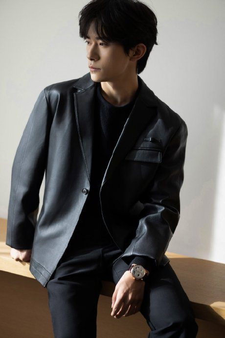 易烊千玺黑色西装皮衣干净利落,玺总帅气