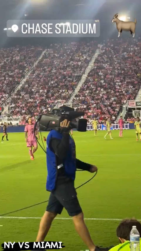 好近的第一视角梅西在你面前罚角球