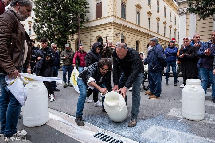 4月23日，意大利那不勒斯卡塞塔市，农民和饲养者将牛奶倒进下水道，抗议农产品收入过低 图片来源：视觉中国