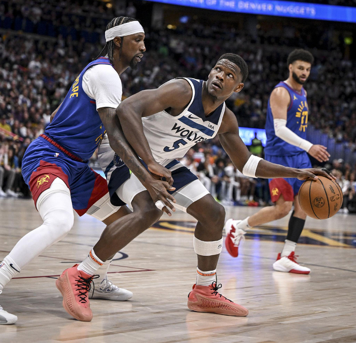 马龙教练说，爱德华兹的打法毫无弱点，要阻挡他是巨大挑战。