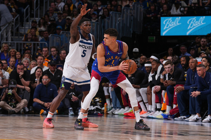 爱德华兹在攻防两端都非常强硬。