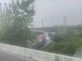 上海绕城高速一辆集装箱车侧翻：洗涤剂流了一地，无人员伤亡