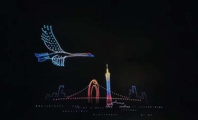 无人机灯光表演。吴苇菁/摄