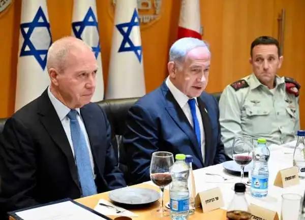 从左至右分别为：以色列防长加兰特、总理内塔尼亚胡、以军参谋长哈勒维。图源：《以色列时报》