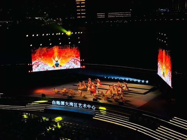 “鹅潭放歌”综艺晚会现场。吴苇菁/摄