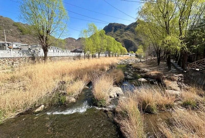 经过治理，雁栖河恢复了近自然的河流廊道。人民网 李世奇摄