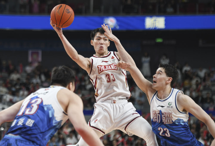 5月4日，浙江队球员吴前（中）在比赛中传球。新华社记者 王菲 摄