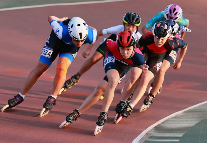 海宁速度轮滑一队选手王璐瑶（左二）在女子甲组10000米淘汰赛比赛中夺得冠军。新华社记者 杨世尧 摄