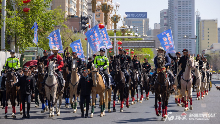 4月30日，在乌鲁木齐“丝路悦购·马上快乐”巡游活动上，汗血宝马“炫”街。野马集团有限公司供图