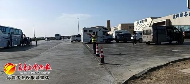 　　在盐湖服务区停车场，工作人员指挥车辆有序停靠。记者史传芝 通讯员吕家耀摄