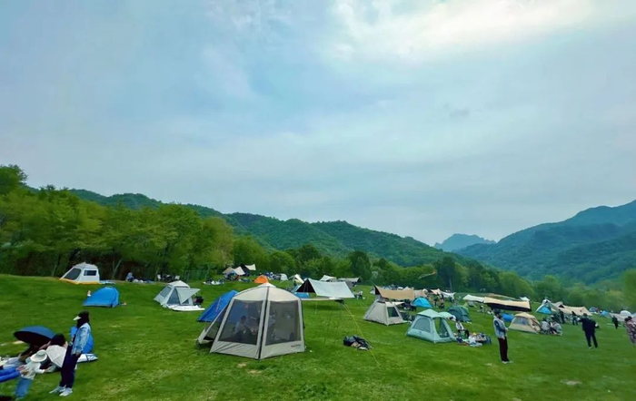 ▲“五一”假期北京郊区某露营基地 中新经纬 摄