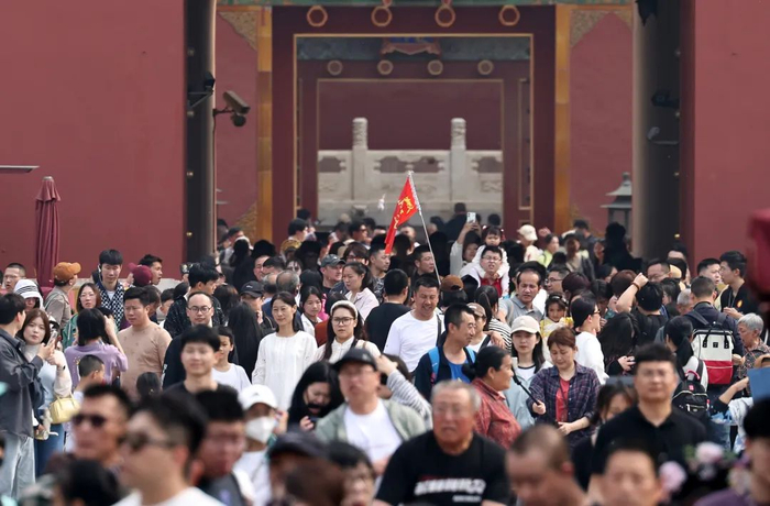 2024年5月5日，北京，“五一”小长假接近尾声，大批游客在北京故宫参观游览后从神武门走出。本文图片  视觉中国 