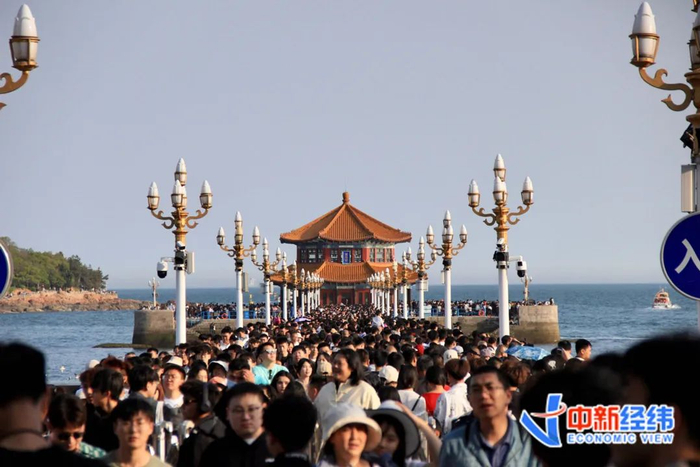 ▲“五一”假期的青岛栈桥 中新经纬 薛宇飞摄