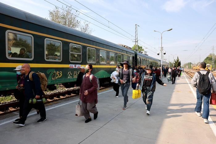五一假期 7053公益"慢火车"成为热门出行选择