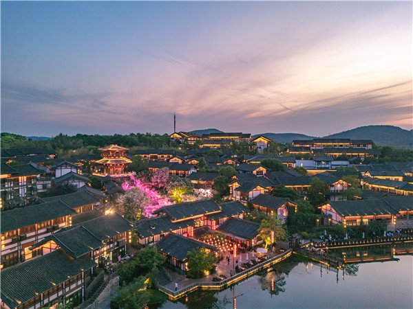 茅山东方盐湖城:国风地标打造逍遥江湖世界观 五一流量口碑双丰收