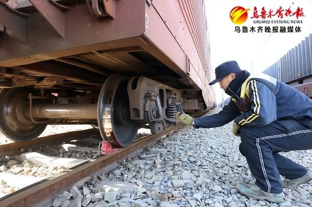 　　待列车编组完毕后，调车人员对车辆防溜情况进行拍摄并上传。通讯员张玉芹摄