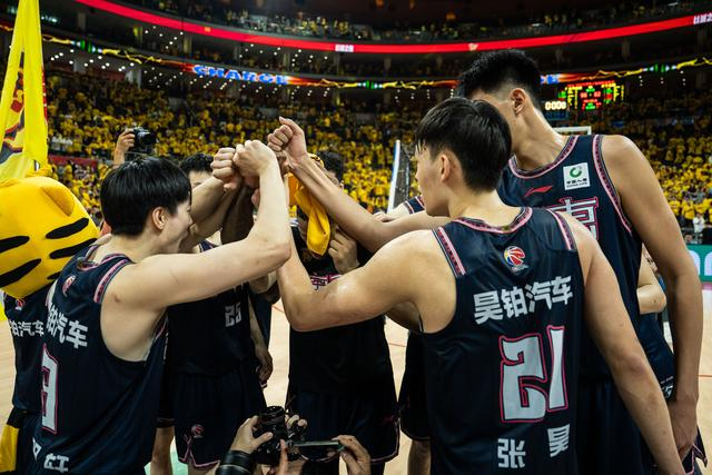 【cba半决赛】周琦构筑内线铜墙铁壁,广东队大胜辽宁队拿下"天王山"