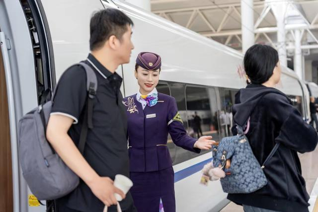 合肥客运段列车长在车门口迎送旅客上下车。 吴臻皓 摄