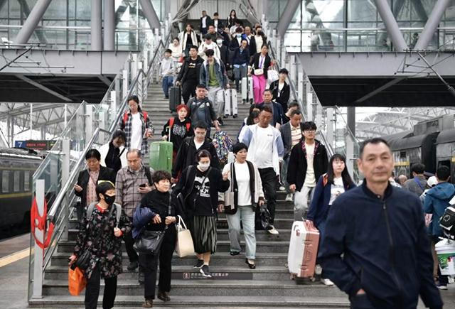 “五一”假期，阜阳站迎来大客流。 戴文学 摄