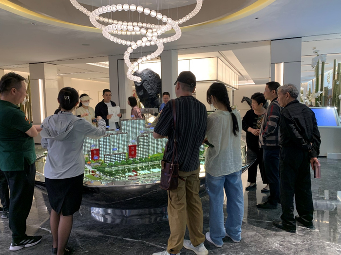 （北京西五环外石景山区某新房项目售楼处内看房客户较多。张达/摄）