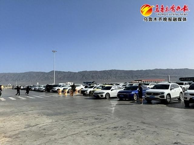 　　在盐湖服务区，停车场停满了车辆。记者史传芝 通讯员吕家耀摄