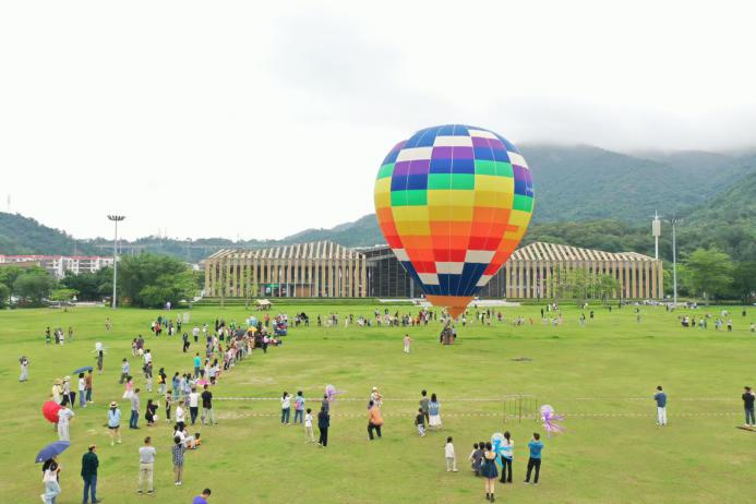 今年"五一"假期,游客在从化生态设计小镇"打卡"热气球飞行今年"五 ""