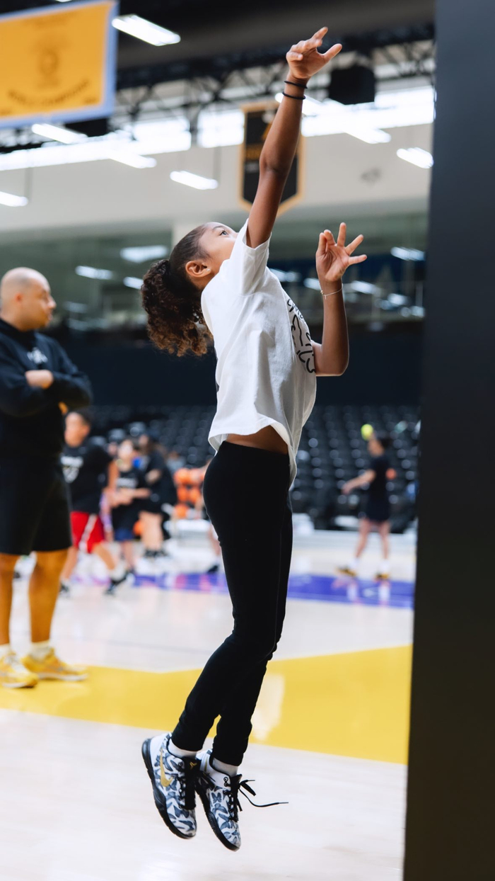 瓦妮莎42岁生日 女儿娜塔莉亚,约内斯库,卡戴珊等好友送上祝福