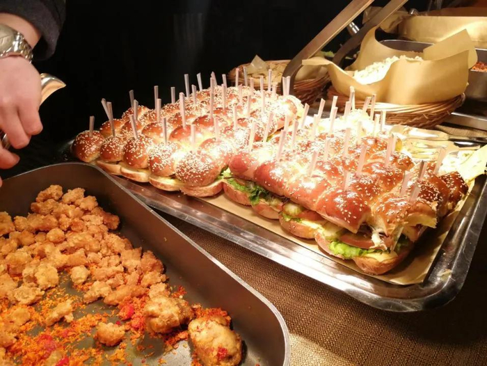 李奥到现在还留着年会那天的照片，图片由受访者提供