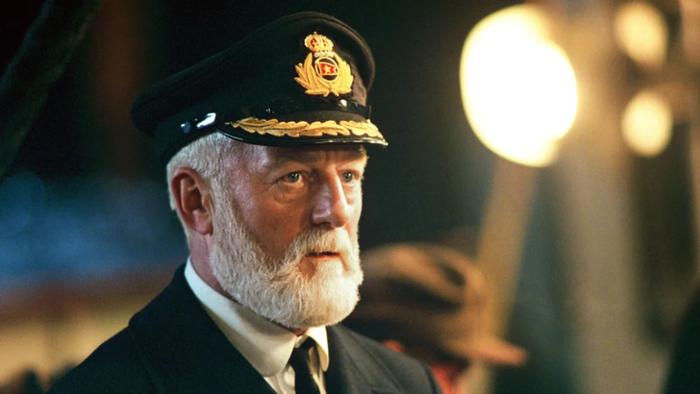 伯纳德·希尔在《泰坦尼克号》中饰演船长爱德华·史密斯的画面