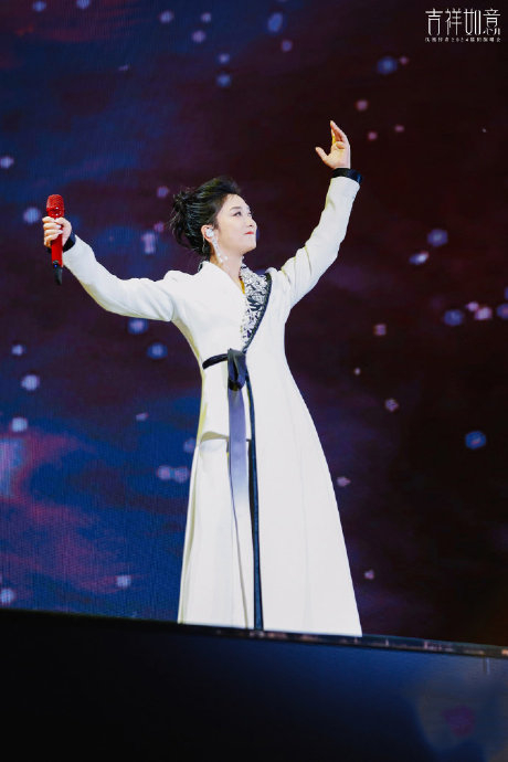 bfw star|大秀同款 女歌手玲花身穿《世外·花语》系列登台黑,白色彩