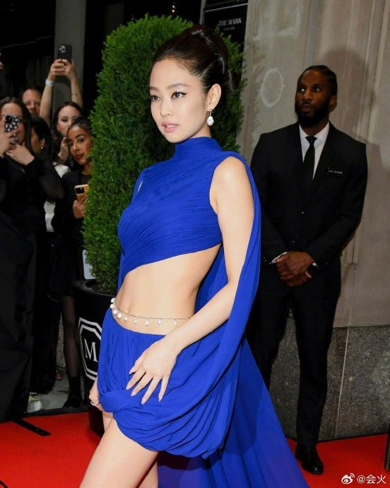 jennie今日以蓝色拖尾礼服搭配珍珠腰链的造型二登met