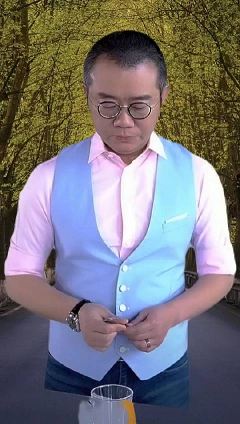 涂磊自诩为"中国首席情感导师"与"知名主持人"