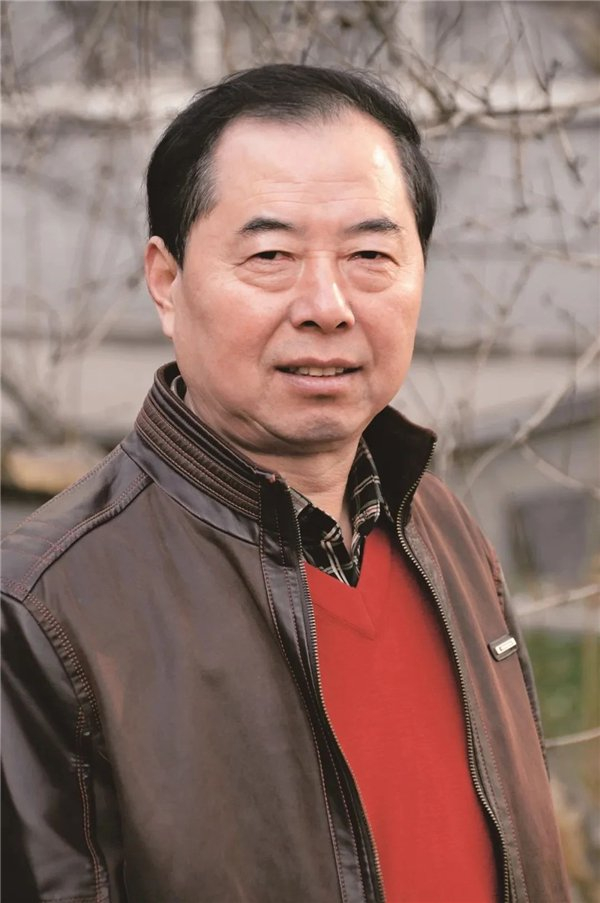 一级美术师,中国少数民族美术促进会艺术顾问,中国美术家协会会员