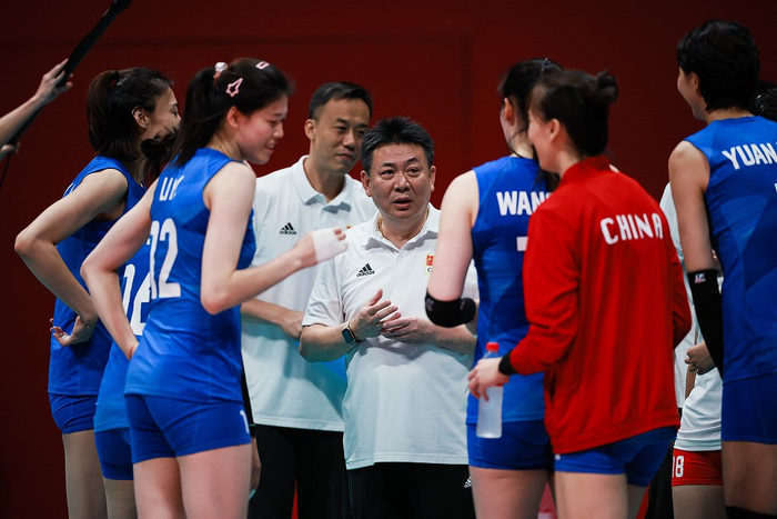 主教练蔡斌（中）。