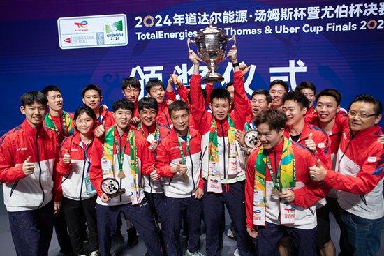 5月5日晚，成都，中国羽毛球男队获得2024年汤姆斯杯羽毛球赛冠军。汪龙华/摄