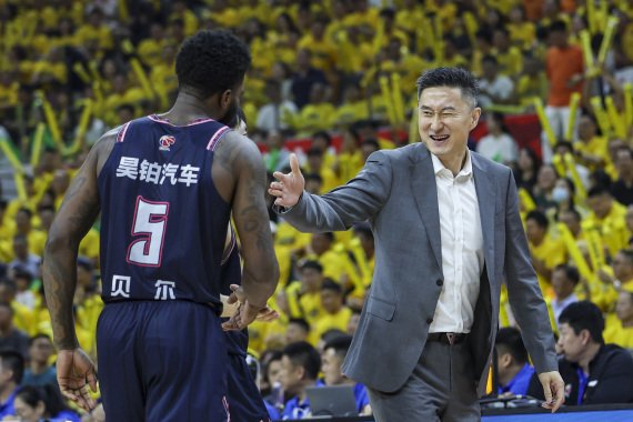 杜锋与贝尔庆祝。