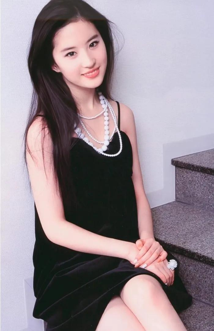 陈妍希被喷多年的山寨版美貌,怎么突然稳坐流行审美头把交椅了?