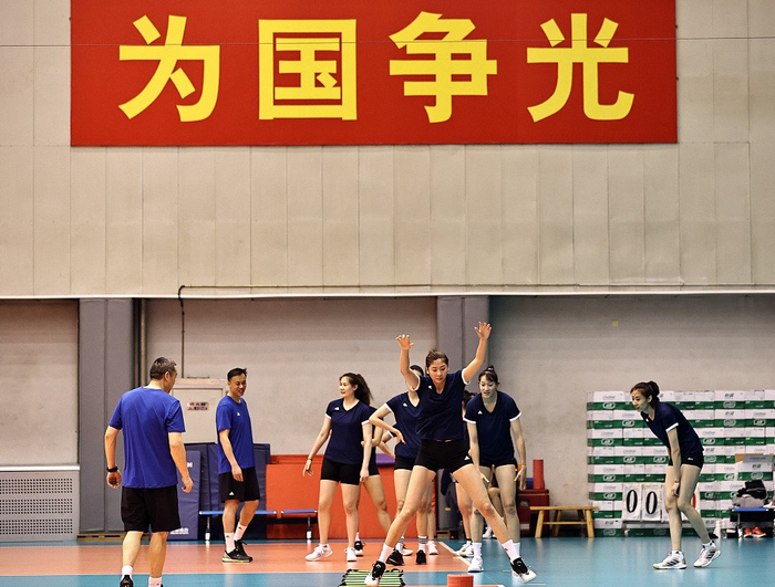 中国女排正在集训备战。