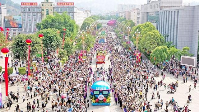 墨江:双胞胎欢聚 享节日喜悦