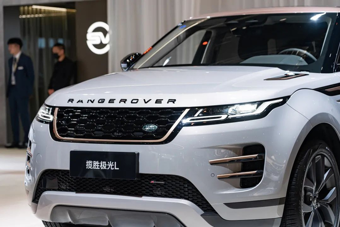 降价这一招也确实有效,林凯店里的2023款揽胜极光l现车,在4月中旬就